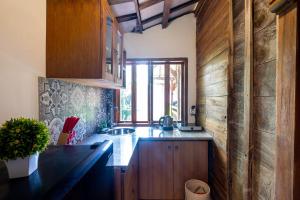 eine Küche mit Holzschränken und einer Arbeitsplatte in der Unterkunft Kakul Heritage Villas in Ubud