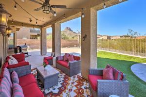 patio z kanapami i stołem w obiekcie Modern Tucson Home with Patio and Saltwater Pool! w mieście Avra