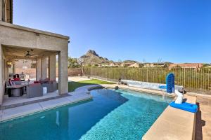 una piscina en un patio junto a una valla en Modern Tucson Home with Patio and Saltwater Pool!, en Avra