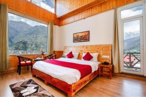 Tripli Hotels Stone House Cottage في مانالي: غرفة نوم بسرير كبير ونافذة كبيرة