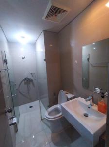 La salle de bains est pourvue de toilettes, d'un lavabo et d'une douche. dans l'établissement RQUI CONDOTEL NEWPORT PASAY, à Manille