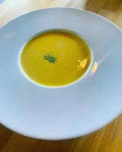 miskę zupy na talerzu na stole w obiekcie 島宿糸 w Iki