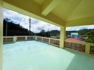 una grande piscina sul balcone di una casa di やんばる別荘三原でーじまぎー -Yanbaru stay MIHARA VILLA GRANDE- a Nago