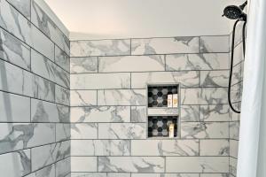 un bagno con piastrelle di marmo bianco e nero di Cozy Tennessee Country Retreat on 5 Acres! a Pegram Altre 17 foto
