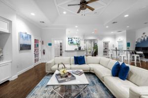uma sala de estar com um sofá branco e almofadas azuis em 4 Bedrooms 3 Bathrooms Lucaya Village 21-101 em Orlando