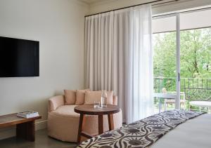 Milawa的住宿－Lancemore Milawa，带沙发和大窗户的客厅