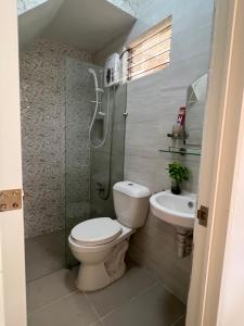 a bathroom with a toilet and a shower and a sink at Homestay 10mins drive to Alona Beach , Panglao Island in Dauis