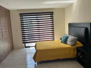 Ein Bett oder Betten in einem Zimmer der Unterkunft Casa de lujo para 11 personas, con alberca céntrica, estacionamiento , pet friendly CASA LEYRE