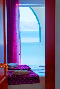 een bed in een kamer met een raam bij Villa Agnanti Boutique in Grammatiko