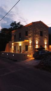 ein Steinhaus mit seitlicher Beleuchtung in der Unterkunft Pyrrichos Stone House 