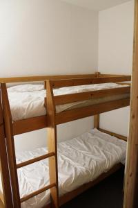 מיטה או מיטות קומותיים בחדר ב-Résidence Les Chaumettes - 2 Pièces pour 6 Personnes 184