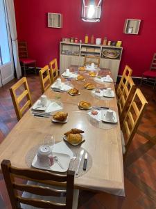 LES GENEBRUYERES - L'HISTOIRE D'UN REVE في أوبيني سور نير: طاولة خشبية طويلة عليها طعام