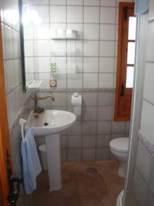 a bathroom with a sink and a toilet at Apartment Izcague Castilla in Lomito Fragoso y Honduras