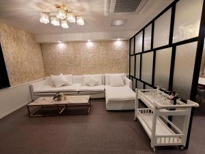 Embledon Hotel的休息区