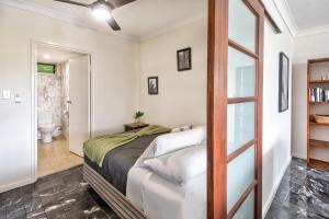 una camera da letto con un letto e un bagno di Poinciana Lodge - 3 bedroom - on Hamilton Island by HIHA a Hamilton Island Altre 16 foto