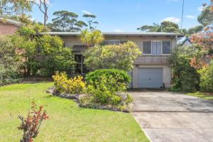 a house with a driveway and a garage at Tee to Sea in Mollymook