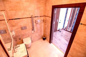 Koupelna v ubytování Hotel Yaman + 19 fotografií