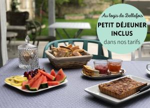 uma mesa com dois pratos de comida em AU LOGIS DE BELLEFOIS - Chambres d'hôtes em Neuville-du-Poitou