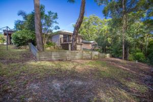 a home in the woods with a large yard at Leafy Retreat in Ulladulla