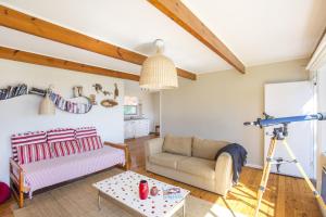 Posezení v ubytování Stunning Views - beach cottage with ocean vistas