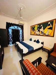 sypialnia z łóżkiem typu king-size i kanapą w obiekcie The Ranthambhore Heritage w mieście Sawai Madhopur