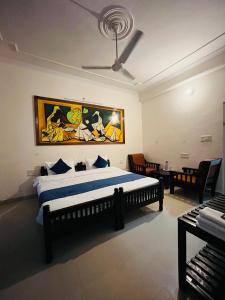 sypialnia z łóżkiem i obrazem na ścianie w obiekcie The Ranthambhore Heritage w mieście Sawai Madhopur