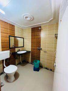 łazienka z toaletą i umywalką w obiekcie The Ranthambhore Heritage w mieście Sawai Madhopur
