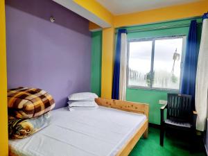 - une petite chambre avec un lit et une fenêtre dans l'établissement Neoravalley Homestay, Lava, à Rishop