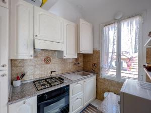 Kuchyňa alebo kuchynka v ubytovaní Splendido appartamento con vista mare su piazza Dante