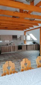una cucina con tavolo e sedie in una stanza di Casa Diana Rasnov a Rîşnov