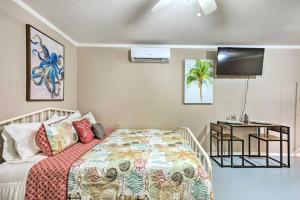 - une chambre avec un lit et une télévision dans l'établissement Cozy Port Richey Studio about 4 Mi to Beaches!, à Port Richey