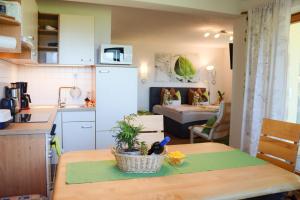 eine Küche und ein Wohnzimmer mit einem Tisch im Zimmer in der Unterkunft Ferienwohnung Weitblick in Hochpillberg