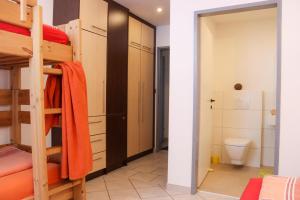 Zimmer mit Etagenbett und Bad mit WC in der Unterkunft Ferienwohnung Weitblick in Hochpillberg