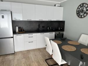 Kuchyňa alebo kuchynka v ubytovaní Apartament Widok&Sky Piechowice/Szklarska Poręba