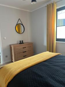 1 dormitorio con cama, espejo y tocador en Apartament Widok&Sky Piechowice/Szklarska Poręba, en Piechowice