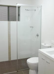 Bilik mandi di Monterey Apartments Moranbah