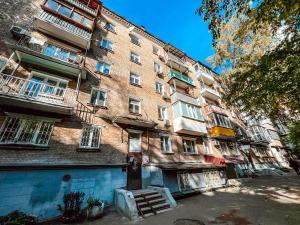 Apartment in the center of Kyiv في كييف: مبنى من الطوب كبير امامه درج