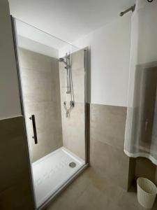 una doccia con porta in vetro in bagno di Casa Vacanze “Il Sogno” a Bagnoregio