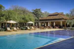 una piscina con cenador y un complejo en Carao T2-6 Luxury Penthouse Adults Only - Reserva Conchal, en Brasilito
