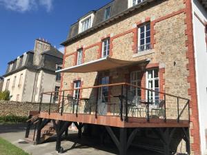 a balcony on the side of a brick building at Auberge Ti'gousket in Guingamp