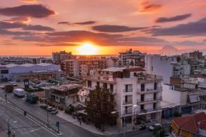 panoramę miasta z zachodem słońca w tle w obiekcie Deluxe οροφοδιαμέρισμα με υδρομασάζ κ' ταρατσόκηπο w mieście Patras