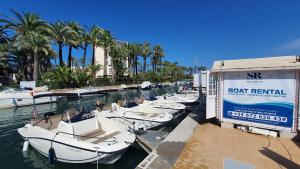Un tas de bateaux sont amarrés dans un port de plaisance dans l'établissement Modern Beach Studio, à Jávea