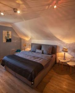 een slaapkamer met een groot bed in een kamer bij Ferienwohnung Wolff am Natursteig Sieg und Westerwald in Pracht
