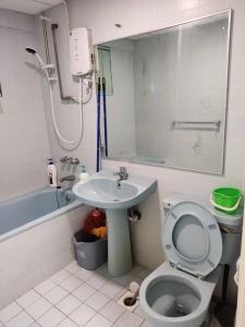 y baño con aseo y lavamanos. en Tanjung tuan regency private PD en Port Dickson