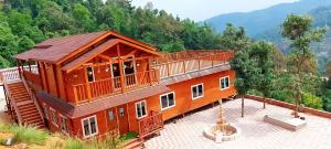Vanprastha Resorts في المورا: إطلالة علوية على منزل خشبي كبير