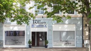 una tienda frente a un edificio con dos ventanas en Pensjonat Jarlen en Trondheim