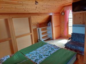 Habitación pequeña con 1 cama en una cabaña en APARTMA-SPA NATURA, en Sveti Jurij ob Ščavnici