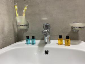 Bilik mandi di nira hotel