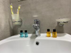 Bilik mandi di nira hotel