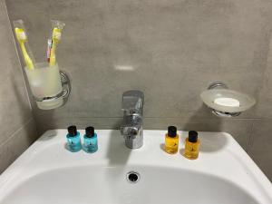 Bilik mandi di nira hotel